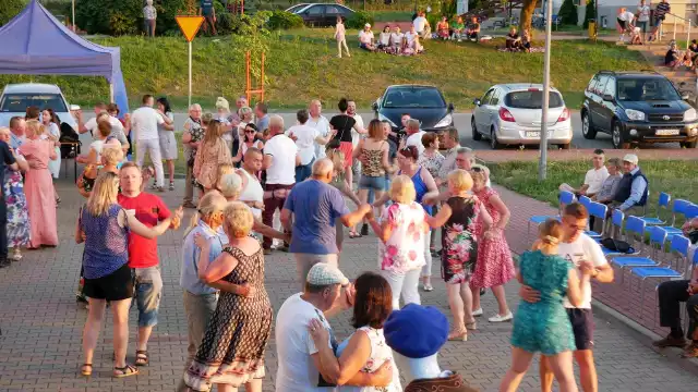 Wielka Potańcówka Plenerowa w gminie Pawłów. Zobaczcie, jak bawili się uczestnicy na kolejnych zdjęciach.
