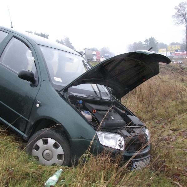 Golf z dużą siłą uderzył w fabię. Ojciec kierowcy siedział z tyłu. Trafił do szpitala.