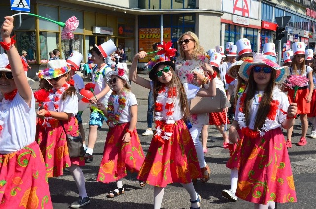 9 maja już po raz czwarty w naszym mieście zorganizowana została Parada Schumana. W tym roku jej organizację i przebieg wzięła na siebie Młodzieżowa Rada Miasta. Udział w niej wzięło blisko 850 osób z 19 szkół. Uczestnicy przeszli od Starego Rynku przez 3 Maja i pl. Wolności do "Wzorcowni". Każda ze szkół reprezentowała jedno z państw Unii Europejskiej, a ich prezentacje były oceniane w kilku kategoriach: – potrawy, transparent, strój, ciekawostki i opis kraju raz taniec. Na placu Grodzkim przy "Wzorcowni" królowały jednak koloryt, uśmiechy i radość.