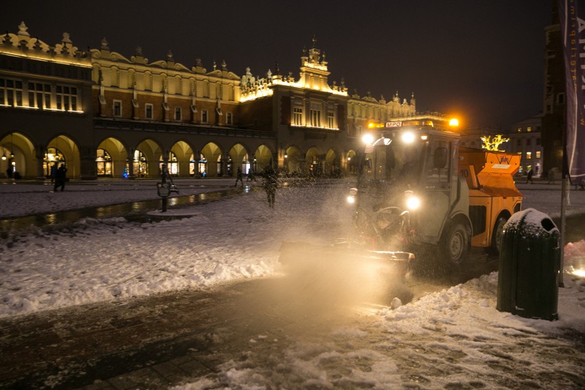 Śnieżny atak zimy w Krakowie. Pługi wyjechały na ulice miasta [ZDJĘCIA]