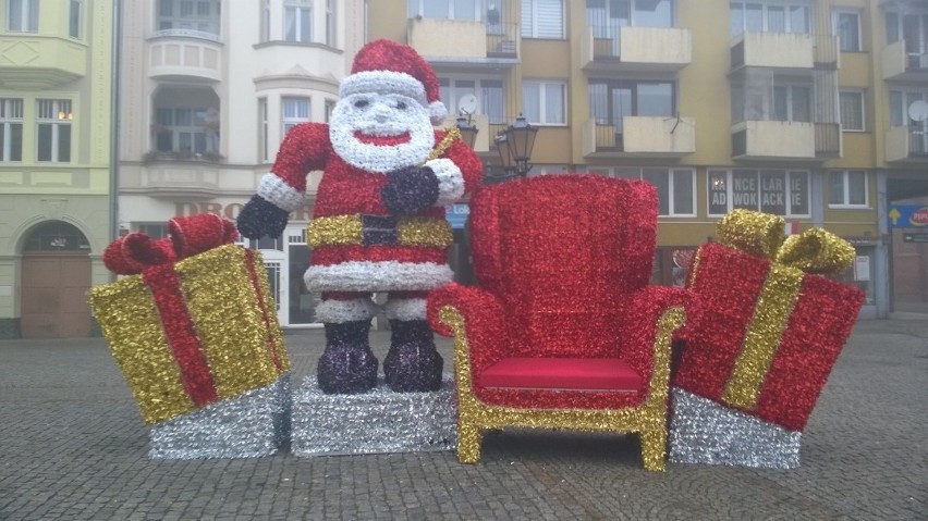 W tym roku furorę robi Mikołaj stojący przy fotelu....