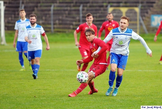 Ponad 2 miesiące czekali na wygraną u siebie piłkarze trzecioligowej Gwardii Koszalin. W 14. kolejce pokonali wyżej notowany Bałtyk Gdynia 2:0 (1:0).