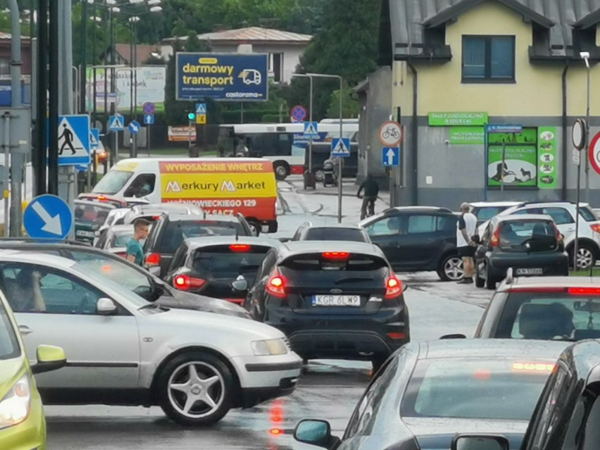 Nowy Sącz. Oberwanie chmury nad miastem. Woda zalała ul. Nawojowską i Królowej Jadwigi, były utrudnienia [ZDJĘCIA]