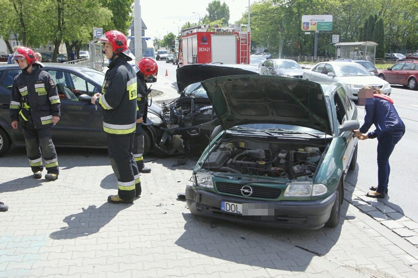 Wypadek na Krakowskiej. Zderzenie trzech aut. Ulica zablokowana (ZDJĘCIA)