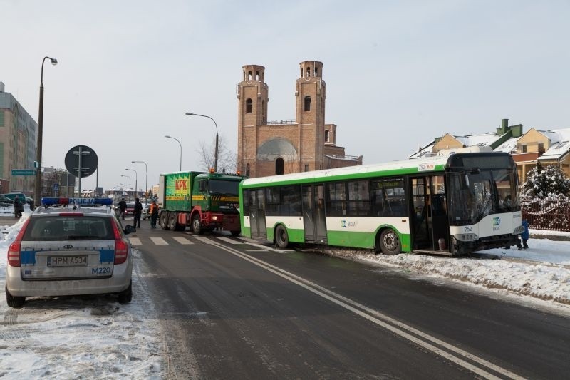 Autobus uderzył w latarnię [ZDJĘCIA]