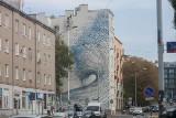 Nowy mural w Łodzi. Fala na ścianie kamienicy przy Pomorskiej [ZDJĘCIA]