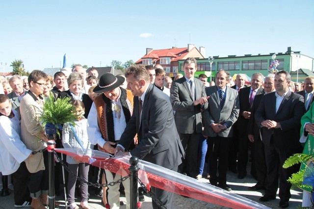Uroczystego przecięcia wstęgi dokonał burmistrz Wojciech Furmanek wraz z Kazimierzem Wolskim, właścicielem Przedsiębiorstwa Kamieniarskiego Wolski, głównego wykonawcy inwestycji.