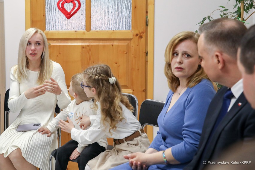 Kraków. Prezydent Andrzej Duda odwiedził uchodźców z Ukrainy w krakowskim oddziale Caritasu [ZDJĘCIA]