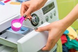 Jak wyczyścić szufladę pralki domowymi sposobami? Te triki warto znać. Sprawdź, jak skutecznie usunąć brud z pojemnika na detergenty