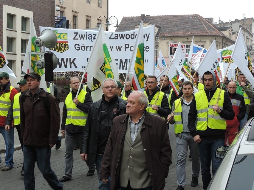 24. dzień głodówki pracowników Solino w Inowrocławiu. - Złodzieje! Złodzieje! - skandowali protestujący [zdjęcia]