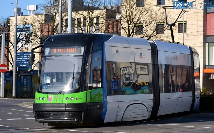 Pasażerowie patrzą jak im ucieka tramwaj