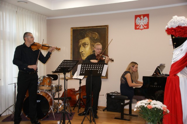 Na zakończenie uroczystości goście wzięli udział w  koncercie w  wykonaniu nauczycieli szkoły, podczas którego zabrzmiały między innymi utwory  Serockiego,  Santor oraz Chopina