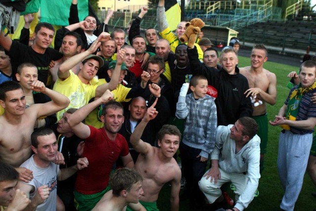 Piłkarze i kibice Siarki Tarnobrzeg cieszyli się z awansu do trzeciej ligi.
