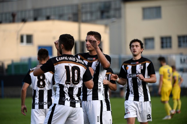 Po golach Łukasza Urbana i Pavlo Kulisha Czarni Jasło ograli Ekoball Stal Sanok 2:0 w derbach 4. ligi podkarpackiej.