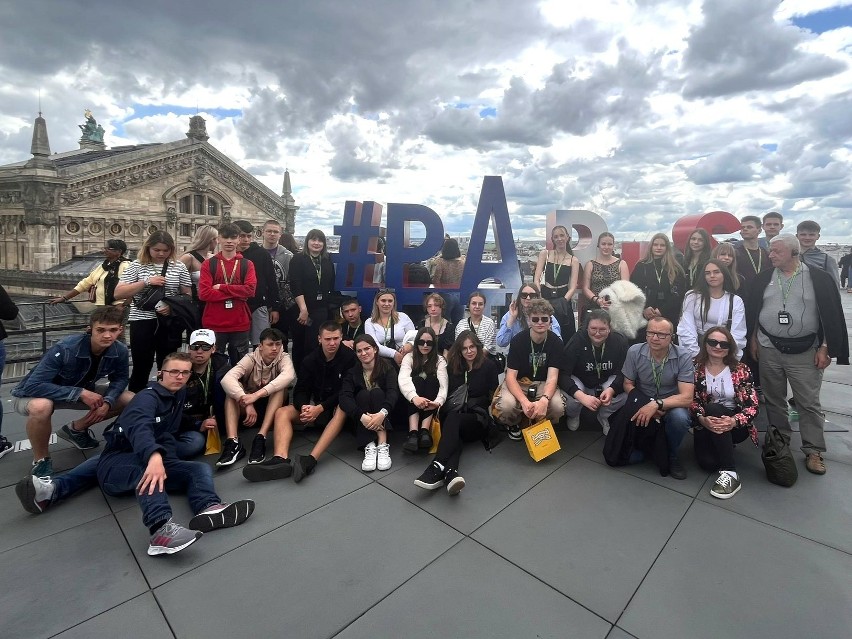 Uczniowie tarnobrzeskiej "Budowlanki" w Paryżu zobaczyli Wieżę Eiffla, Luwr, Łuk Triumfalny...  Zobaczcie zdjęcia