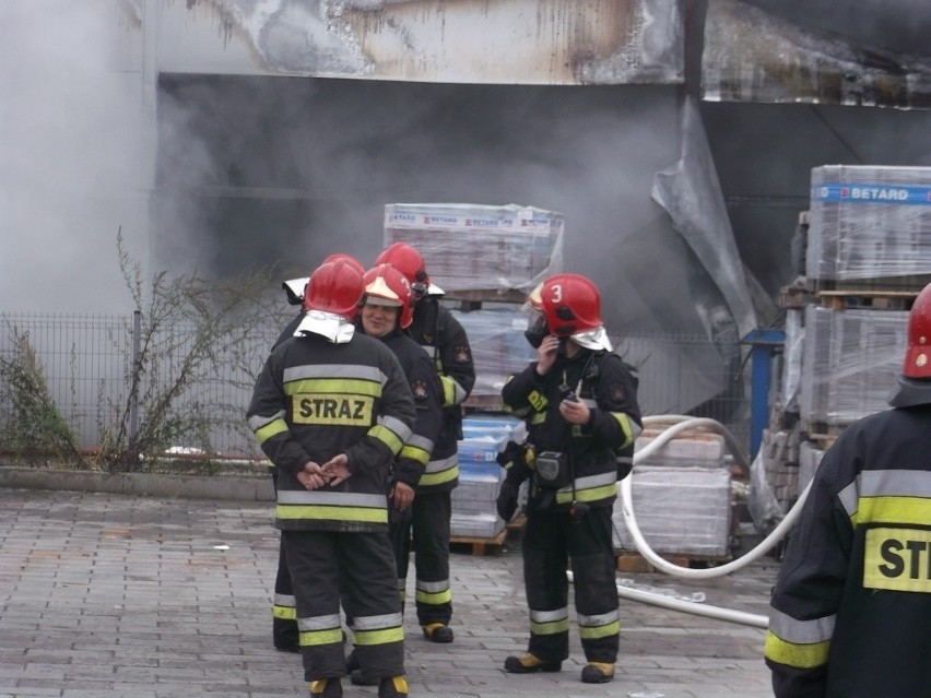 Wielki pożar w Miękini: Paliła się duża hurtownia, interweniowało aż 16 zastępów strażaków (ZDJĘCIA)
