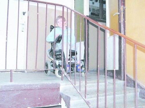 11-letni Damian nie może sam wyjechać wózkiem z mieszkania na dwór, bo są schody.