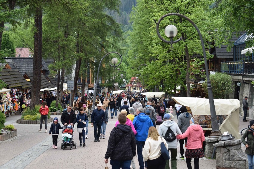 Zakopane. Na Krupówkach znów tłumy. "Oby całe wakacje takie były, to będzie dobrze"