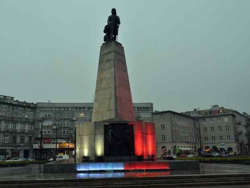 Gra miejska i iluminacja pomnika Kościuszki w Dniu Flagi [FILM, zdjęcia]
