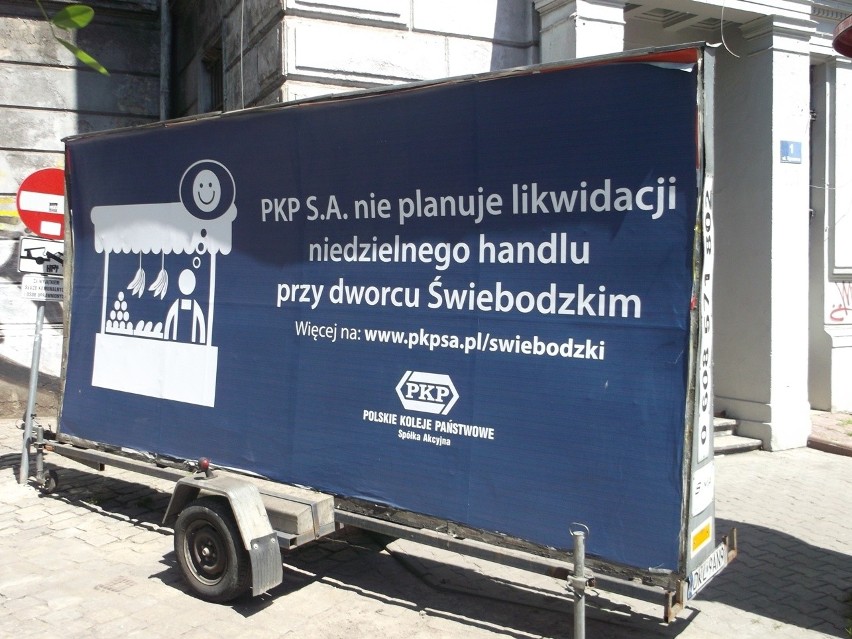 Wrocław: Kolej reklamuje się na billboardach... targowiskiem na Świebodzkim! (FOTO)