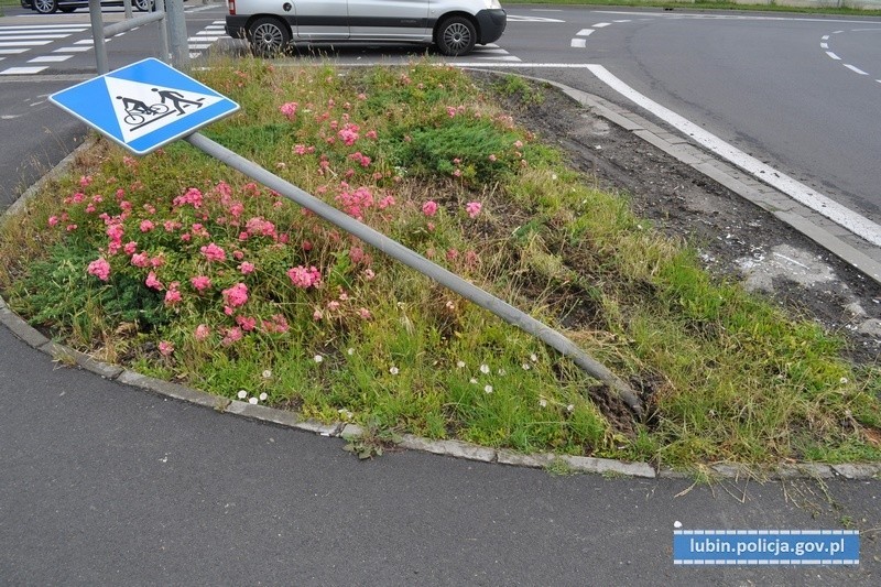 Kompletnie pijany kierowca tira taranował znaki i światła 