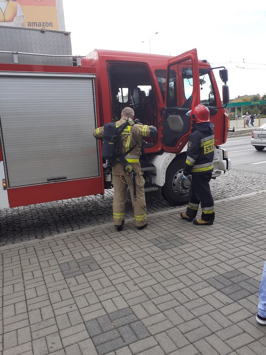 Ewakuacja klientów galerii Plaza w Sosnowcu. Straż pożarna...