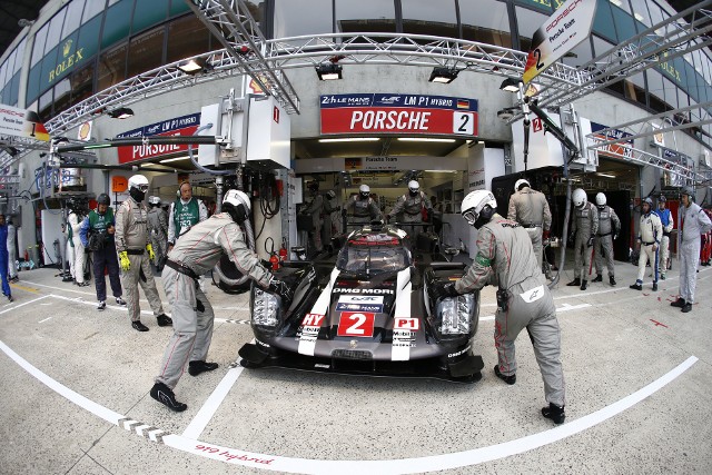 Kierowcy Długodystansowych Mistrzostw Świata (WEC) mieli jedyną okazję, by przetestować swoje prototypy na mierzącej 13,629 km długości pętli toru Circuit de la Sarthe – toru, którego 9,2 km biegnie lokalnymi drogami zazwyczaj otwartymi dla ruchu. Odcinek ten obejmuje legendarną prostą Mulsanne, na której 900-konne prototypy Le Mans pierwszej klasy z logo Porsche rozwijają prędkość przekraczającą 320 km/h / Fot. Porsche