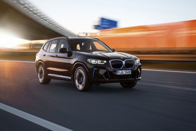 BMW ix3Nowe BMW iX3 będzie produkowane od września 2021 roku w chińskich zakładach produkcyjnych w Shenyang należących do spółki joint venture BMW Brilliance Automotive. W pełni elektryczny SAV będzie tam montowany zarówno na rynek lokalny, jak i na eksport.Fot. BMW