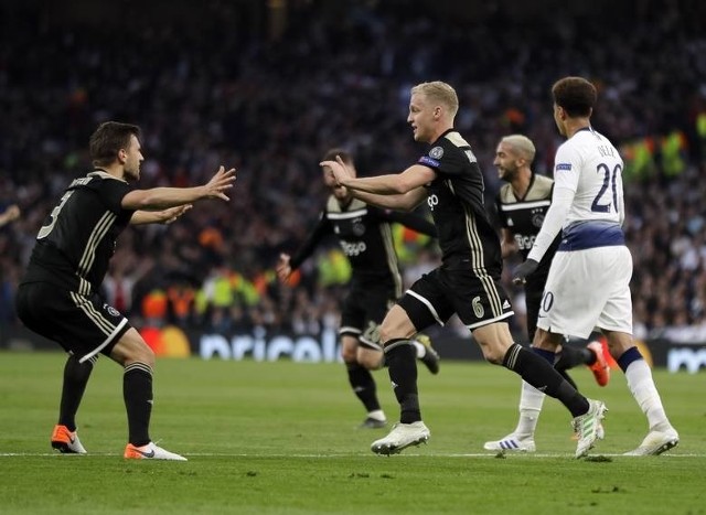 Na zdjęciu: piłkarze Ajaxu po golu zdobytym w pierwszym półfinale przeciwko Tottenhamowi