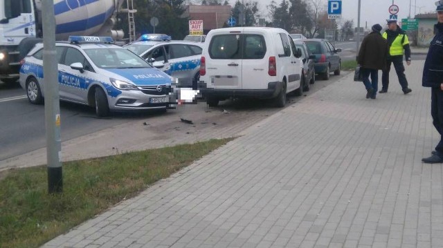 We wtorek przed godz. 11 na ul. Staszica w Śremie doszło do wypadku. Kierowca prawdopodobnie zasłabł za kierownicą i uderzył w zaparkowane na poboczu auta. Poniósł śmierć na miejscu.Zobacz więcej zdjęć --->