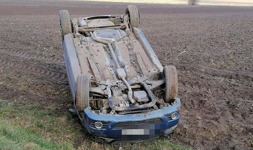 W pobliżu miejscowości Kiersnówek dachował opel meriva