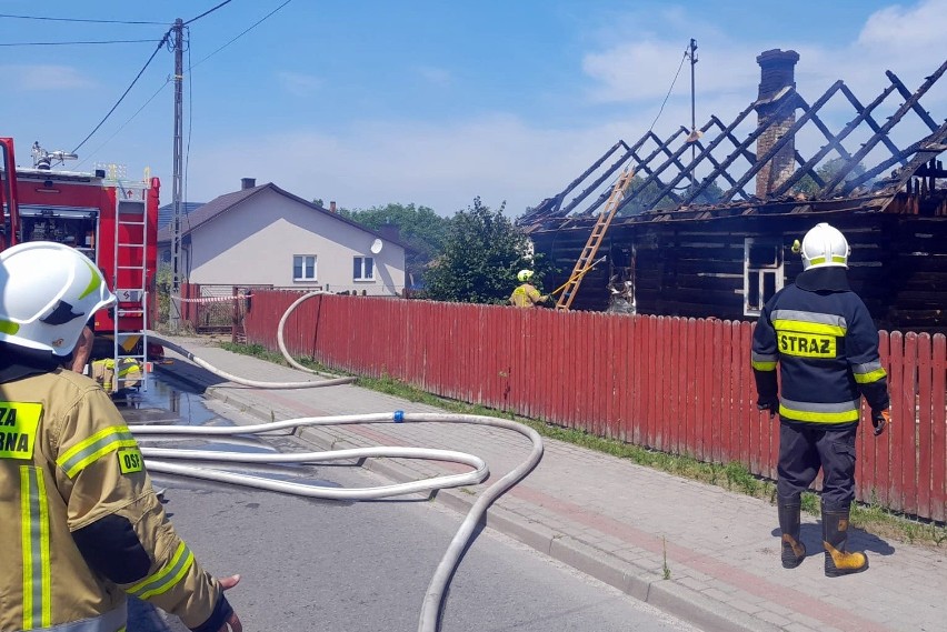 77-letni mężczyzna zginął w pożarze domu jednorodzinnego przy ulicy Długiej w Nisku [ZDJĘCIA]