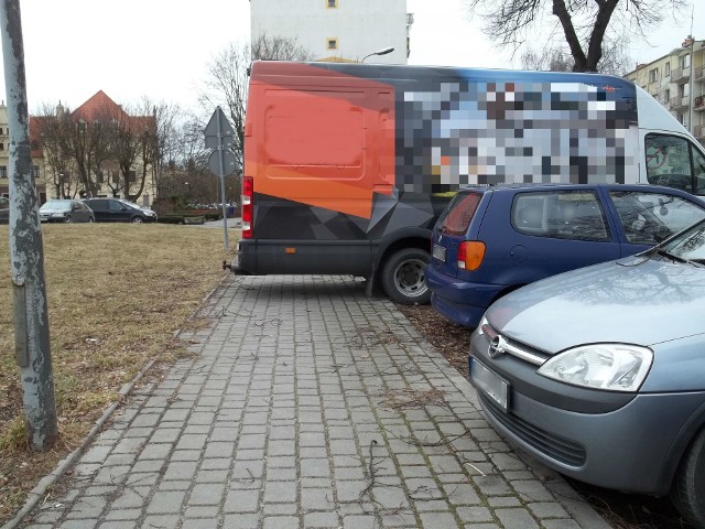 Tył pojazdu zablokował cały chodnik