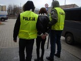 Policjanci zatrzymali w Łodzi trzyosobową szajkę. Obracała fałszywymi banknotami. Decyzją sądu oszuści trafili za kratki