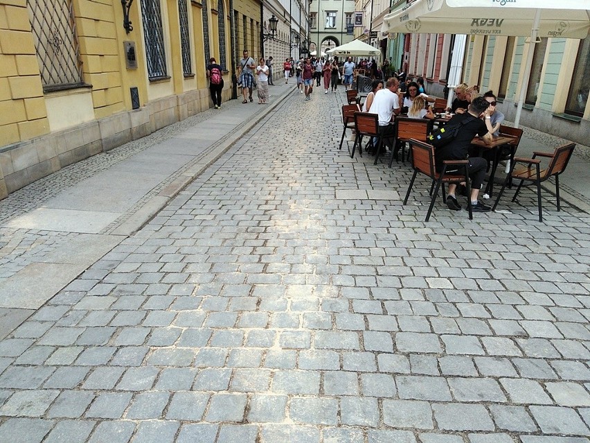 Fetor ropy „umilał” czas odwiedzającym Rynek w upalne...