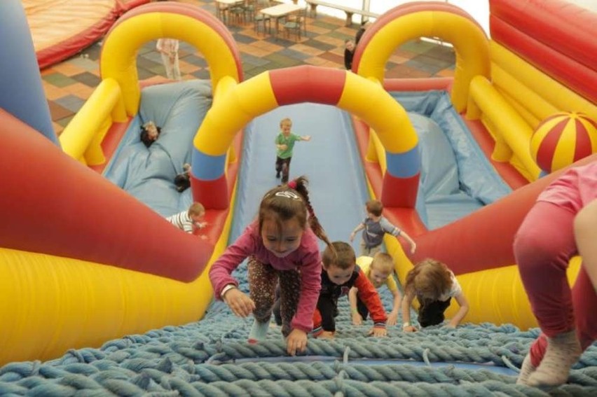 W Bogilu na trampolinę wchodzą nawet rodzice