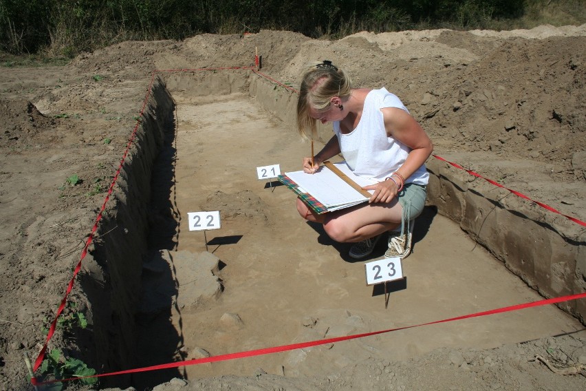 Rysuje archeolog Katarzyna Wojda