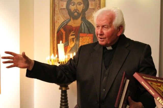 Ksiądz Stanisław Drag pokazuje swoje ikony w całym regionie radomskim.