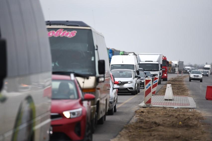 Kolejka przed polsko-ukraińską granicą w Medyce ma 7 km. Winne prace drogowe i ruch towarowy przed świętami na Ukrainie [ZDJĘCIA]