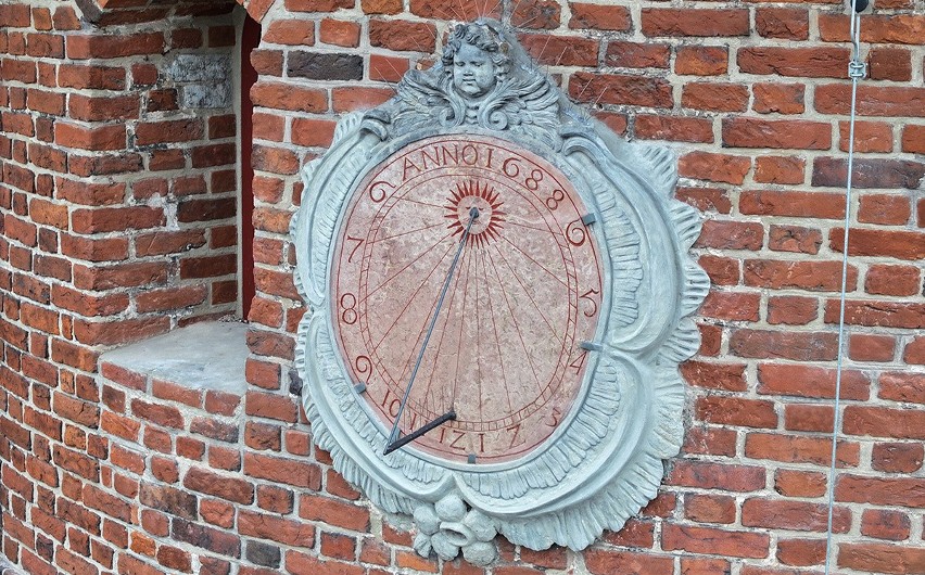 Odrestaurowany XVII-wieczny zegar słoneczny na południowej...