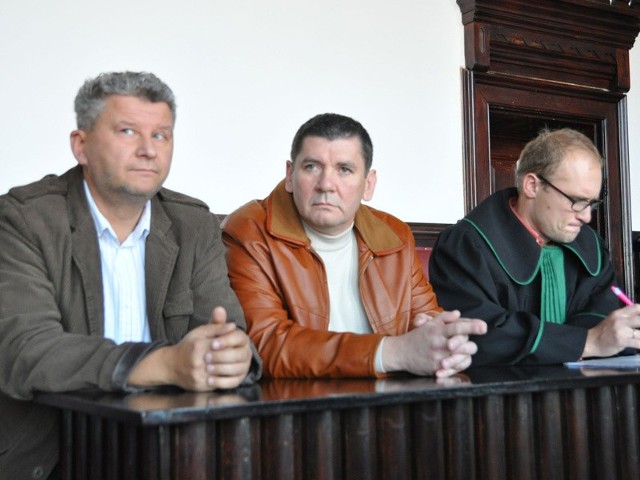 W sądzie (od lewej) Jacek Pawłowicz, Krzysztof Sobczyk i mecenas Filip Sztukiel. 