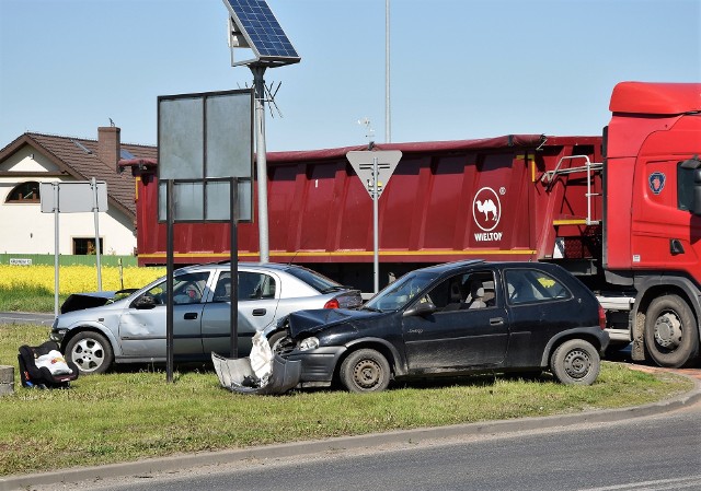 Do wypadku doszło dziś, 19 maja, po godz. 14 na skrzyżowaniu ulic Orłowskiej i Pileckiego w Inowrocławiu. W zderzeniu uczestniczyły dwa auta osobowe i ciężarówka. Do szpitala trafiły dwie osoby, w tym 5-letnie  dziecko.