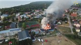 Pożar w Jarosławcu 19.06.2018 roku. 15 zastępów straży pożarnej gasiło pożar budynków obok szkoły podstawowej [zdjęcia, wideo]