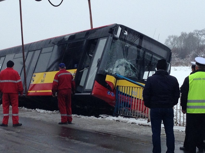 Wrocław: Wypadek wozu MPK. Autobus z pasażerami wjechał do rowu (ZDJĘCIA)