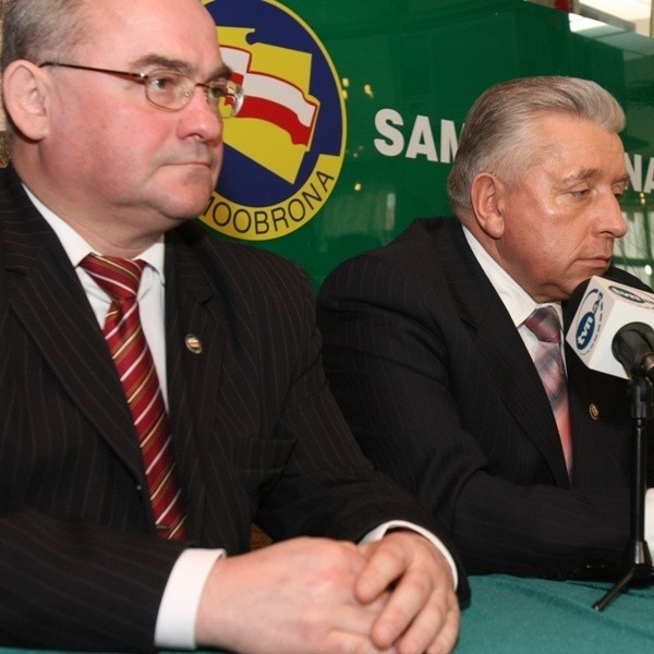 Andrzej Chmielewski (z lewej) na zwołanej konferencji prasowej nie powiedział ani słowa