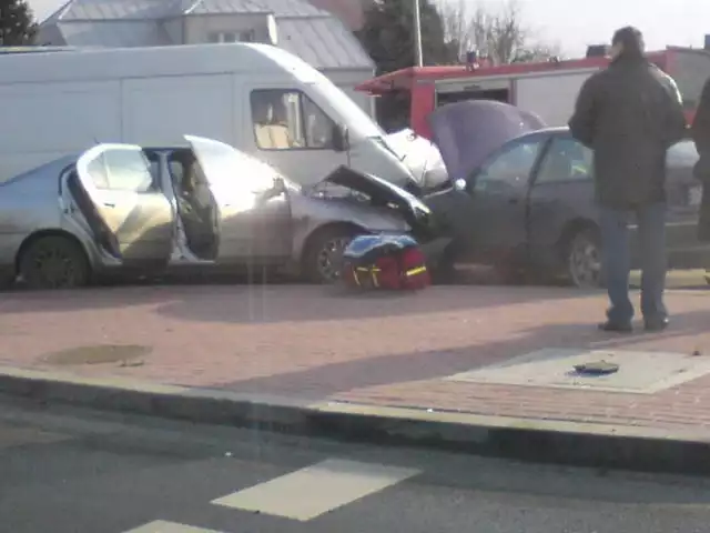Przy skrzyżowaniu ulicy Brandwickiej ze stalowowolską obwodnicą doszło do zderzeniach trzech samochodów.
