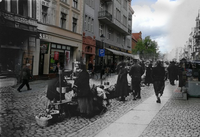 Tak się zmienił Toruń! Zobaczcie, jak wygląda nasze miasto na fotomontażach z archiwalnych zdjęć z Narodowego Archiwum Cyfrowego. Oto pierwsza część wyjątkowej galerii, w której połączyliśmy zdjęcia teraźniejsze z historycznymi.Zobacz także: Skarpa z lotu ptaka. Zdjęcia z drona. Zobacz, jak z góry wygląda jedno z największych osiedli Torunia [ZDJĘCIA] NowosciTorun 