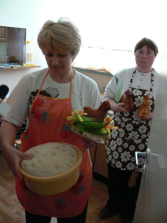 Wielkanocne baranki powstają w pracowni kulinarnej, którą kieruje Ewa Giec instruktor terapii zajęciowej.  (z lewej)