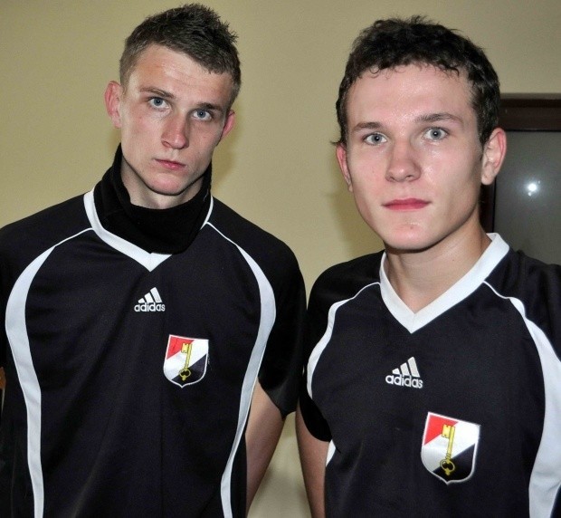 Bliźniacy Piotr (z lewej) i Paweł Rajca z powodzeniem grają w Piaście Stopnica, który jest beniaminkiem klasy okręgowej.