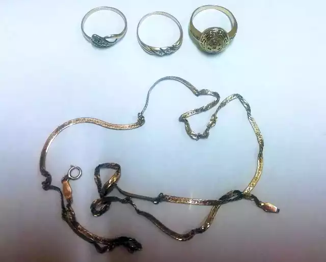 Mieszkaniec Pakości ukradł trzy złote pierścionki i łańcuszek z mieszkania swojego znajomego.